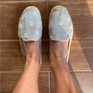 Soludos espadrille light blue with embroidered white daisies - 7.5 women